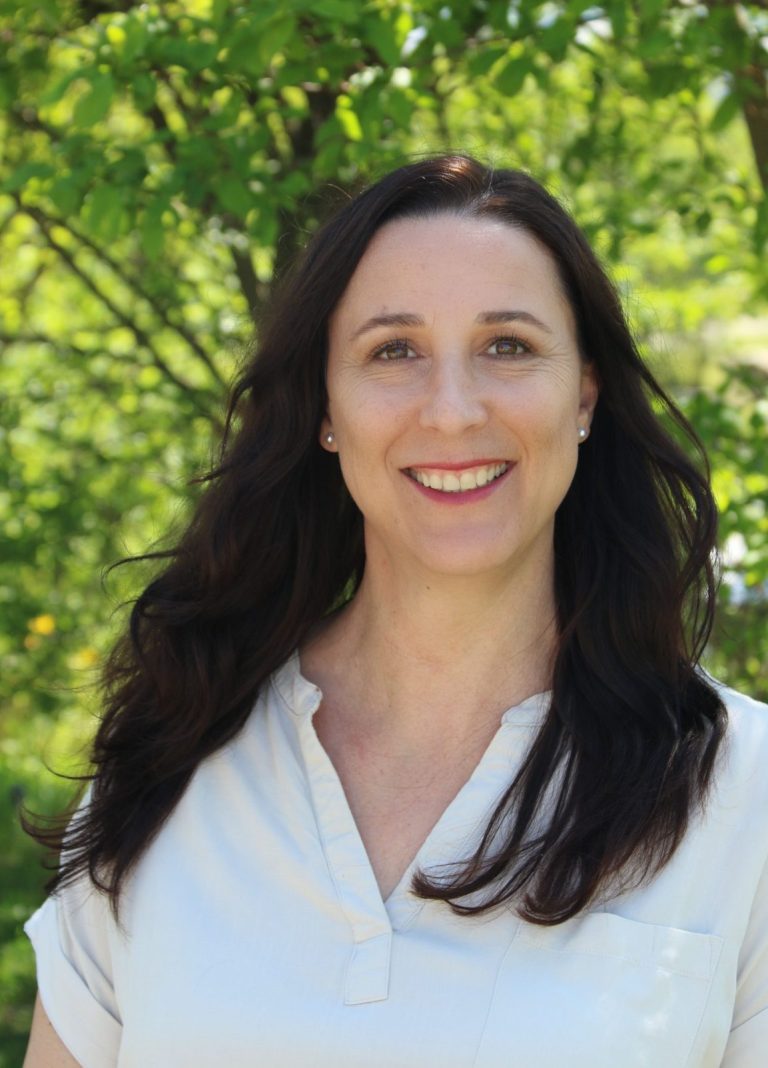 Nathalie Schär lächelt im Porträt offen und energievoll.